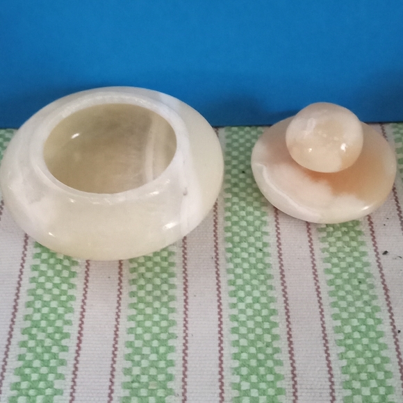 𝅺Genuine Alabaster trinket box with Manatees. Artist Jody Bergsma - Picture 3 of 3